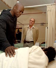 Il cantante Seal visita i malati al Topologo Hospice