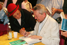 Sergio Romano mentre autografa uno dei suoi libri