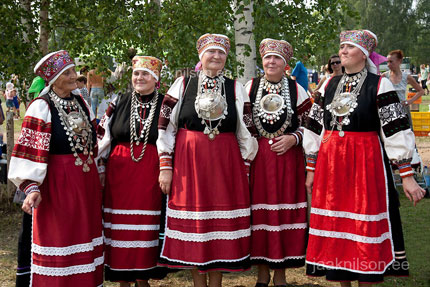 Un gruppo di donne in abiti tradizionali