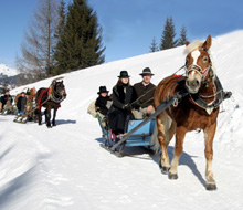 Sfilata di cavalli e slitte sulla neve