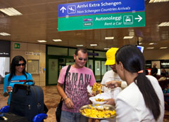 Aeroporto G. Marconi di Bologna (27/09/2011), accoglienza agli arrivi internazionali con degustazione di tagliatelle appena preparate. (Foto: Giorgio Salvatori)