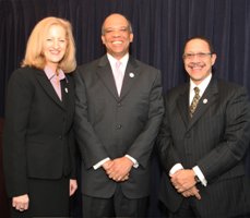 Ann Shutte con il Primo Ministro Ewart Brown (al centro) e il direttore dell'ufficio turistico del Bermuda, William Griffith