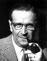 Georges Simenon con l'immancabile pipa tra le dita