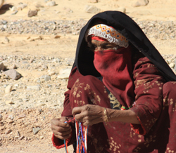 Una donna beduina lungo il sentiero che porta al Coloured Canyon