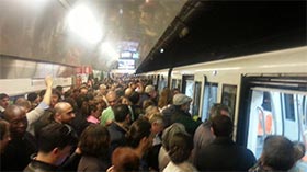 Sciopero dei trasporti pubblici a Roma del 17 aprile, durante il quale i passeggeri hanno occupato il vagone di una metro
