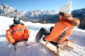 Slittata lungo una delle piste della Val Pusteria.  © Tourismusverband Alta Badia