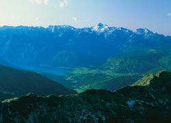 Vista delle Alpi Giulie con il Monte Triglav e la Valle di Bohinj. Valley. Foto: J. Skok.