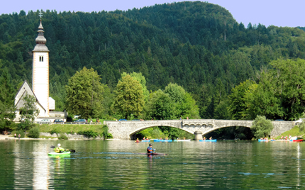 La chiesetta e il ponte sul lago d'estate