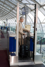 Lo sportello automatico per l'imbarco in funzione all'interno del Paris-Charles de Gaulle