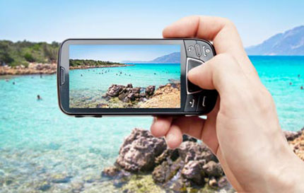 Smartphone in vacanza: 9 italiani su 10 lo usano così