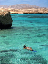 Snorkelling intorno alle coste aride dell'isola