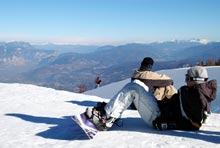 Snowboarder si gode il panorama (Foto: APT Trento)