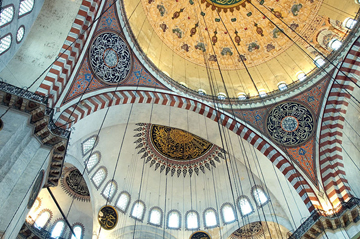Gli interni della moschea di Solimano