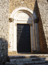 Uno dei portali della chiesa di Santa Maria a Sovana