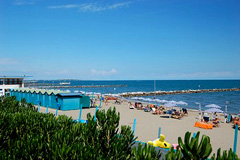 Agosto: vacanze alle Maldive, ai Caraibi? Molto meglio il Lido di Venezia