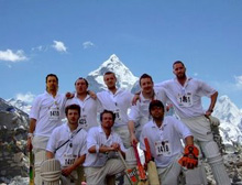 Alcuni giocatori di cricket che gareggeranno a 5165 metri di altitudine