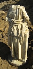 Una statua romana riemersa dopo la tempesta