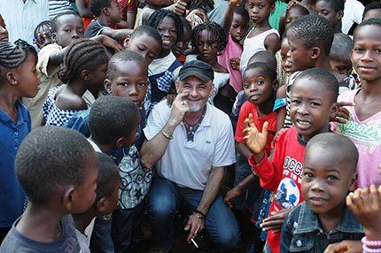 Stefano Sabatino insieme ai bimbi africani