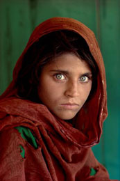 La celebre foto della ragazza afgana dagli occhi verdi