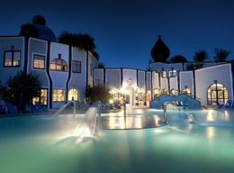 La piscina all'aperto del design hotel Rogner (Foto: Rogner Bad Blumau)