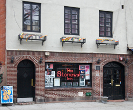 Le vetrine del Stonewall Inn