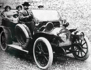 Una famiglia in posa a Colle Sannita (Benevento) nel 1919