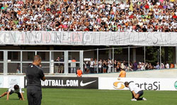 Lo striscione esposto dai tifosi della Juve durante gli allenamenti della squadra