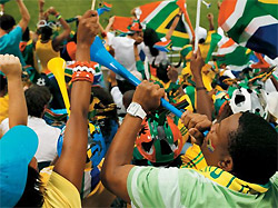 Un tifoso che suona la 