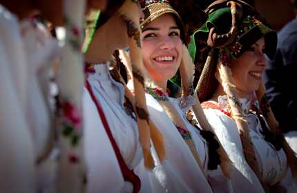 Giovani in abiti tradizionali mantengono vivo il folclore isolano. Credit: visitcostarei.it