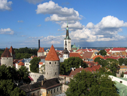 Tallinn, verdeggiante e... appuntita