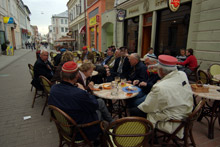 Tartu, anziani che si intrattengono al bar