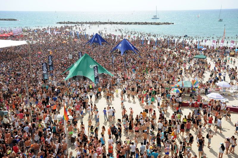 La spiaggia di Tel Aviv durante il Gay Pride
