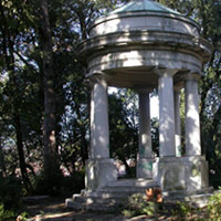 Dalle stelle all'archeologia. L'estate è dei piccoli 1 Il tempietto nel parco (Foto: Fondazione Palazzo Coronini Cronberg)