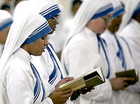 Religiose che seguono l'esempio di Madre Teresa di Calcutta