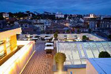 Arte contemporanea e assistente madrelingua in hotel