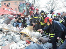 L'intervento dei Vigili del Fuoco tra le macerie