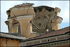 Sostegno ai terremotati da Agriturist Abruzzo 4 La cupola semidistrutta della Chiesa delle Anime Sante nel centro storico di L'Aquila