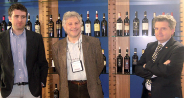 Da sinistra Fabrizio Torchio, vincitore della prima edizione del premio, Stefano Tesi, presidente di Aset e Paolo Solini, Coordinatore del Consorzio del Vino Nobile di Montepulciano