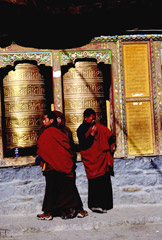 Monaci tibetani nel monastero di Sakya