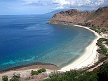La costa di Timor Est vicino a Dili, la capitale