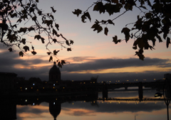 La Città Rosa si specchia sul fiume Garonne