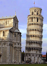 Un'inquadratura che mette in evidenza la pendenza della celebre Torre