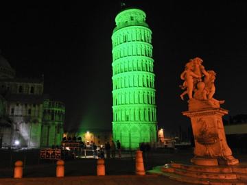 La torre di Pisa in verde per San Patrizio
