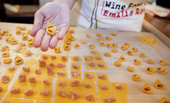 Un sfoglina mentre realizza un classico tortellino bolognese (Ph © Giorgio Salvatori)