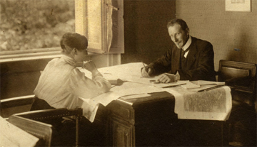 Bertarelli e la sua segretaria al Touring Club Italiano, 1910. Archivio TCI