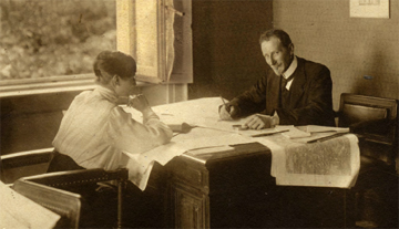Auguri alle "Rosse" del Touring 4 Bertarelli e la sua segretaria al Touring Club Italiano, 1910. Archivio TCI