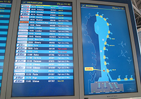 Il pannello delle partenze con la mappa dei gate a Vnukovo