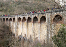 Sul lungo ponte verso la stazione di Pertosa