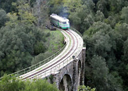 Il trenino sul viadotto di Su Sammuccu nella tratta da Belvì a Sorgono 