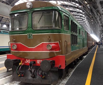 Valsesia con i treni storici Il treno storico che trasporta i viaggiatori in Valsesia